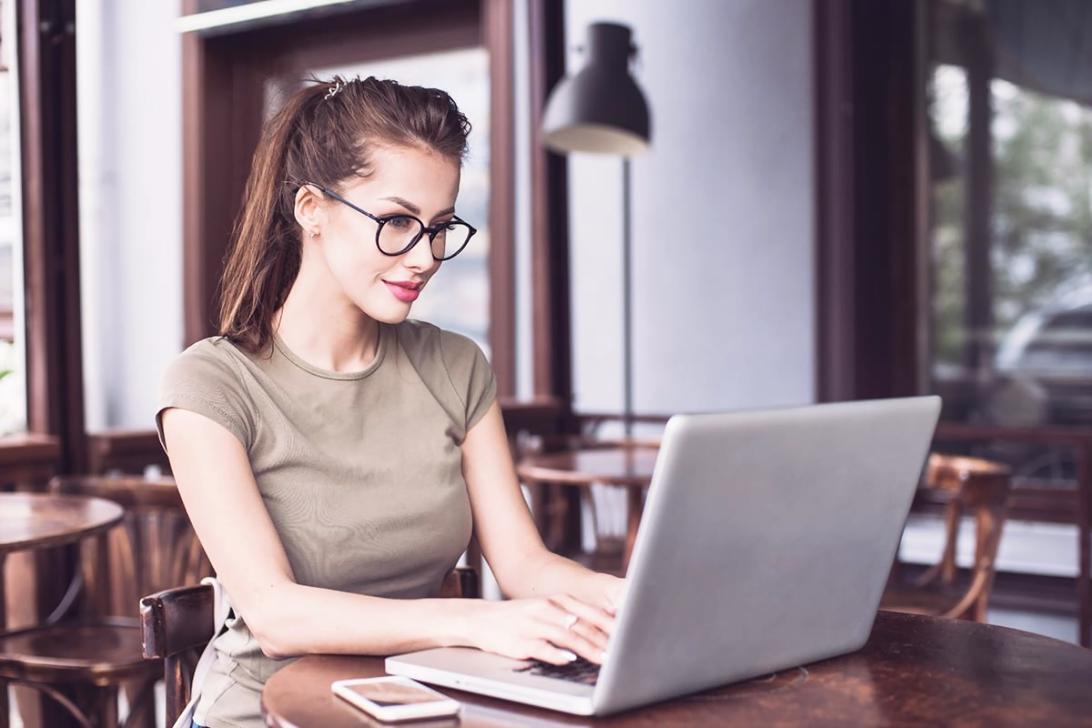 Arbeitsplatz mit Finanzunterlagen